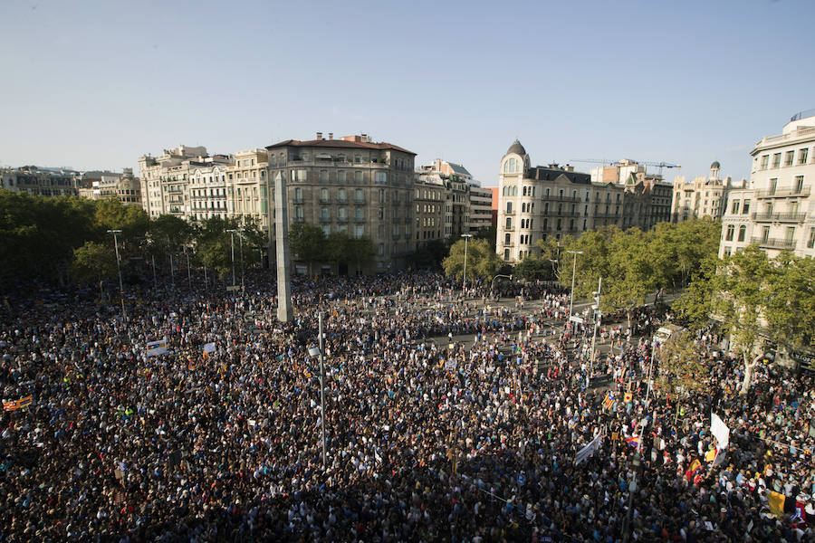 Miles de personas desbordan el paseo de Gràcia y el centro de Barcelona en una manifestación contra el terrorismo tras los atentados de la semana pasada, una protesta bajo el lema "No tinc por" (No tengo miedo) a la que asiste el Rey, el presidente del Gobierno, Mariano Rajoy, y los presidentes autonómicos, entre otras autoridades. 