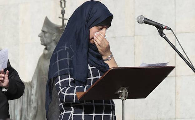 Oukabir se emociona durante su intervención en Ripoll. 