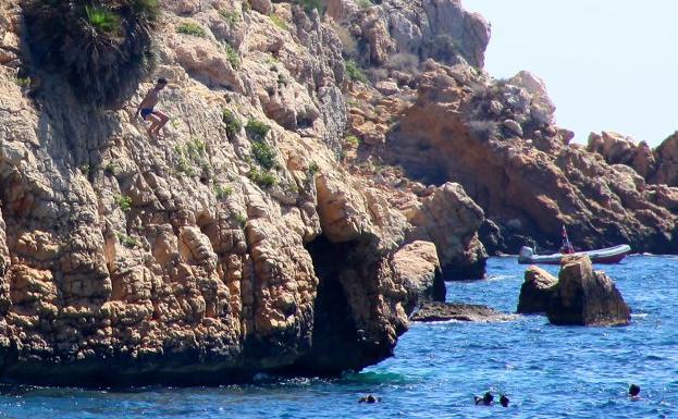 Chic saltando en la cala de Tangó en Xàbia.