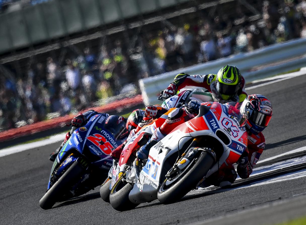 Las carreras en el circuito de Silverstone se saldaron con las victorias de Andrea Dovizioso (MotoGP), Arón Canet (Moto2) y Takaaki Nakagami (Moto3)