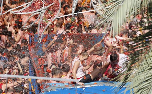 Uno de los camiones lanza tomates durante la celebración de la Tomatina 2016, en una imagen de archivo