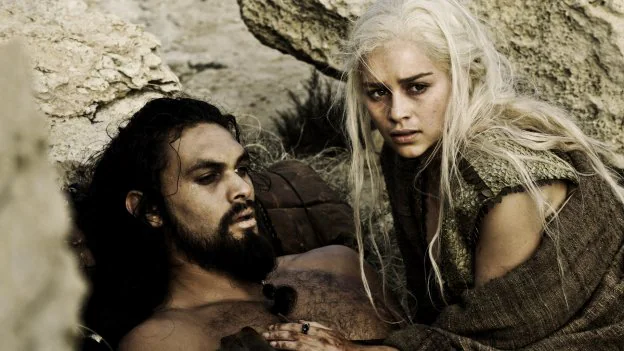 Daenerys Targaryen con Khal Drogo, el jefe de los dothraki, en una escena de 'Juego de Tronos'. 