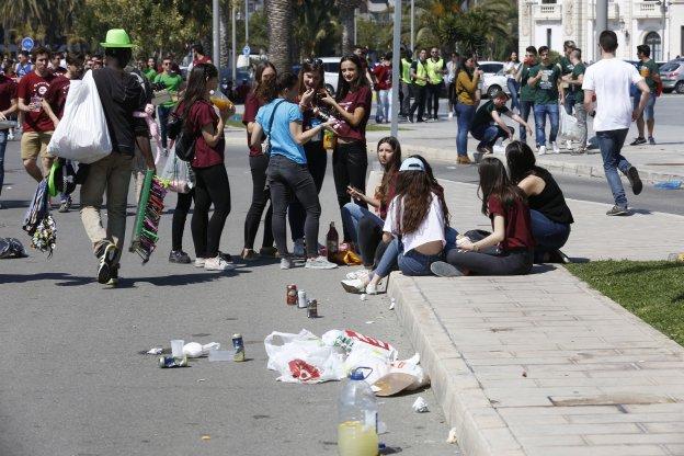 Concentración de jóvenes en una calle junto al puerto, este verano. 