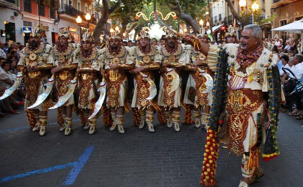 Desfile de moros y cristianos, en una imagen de archivo.