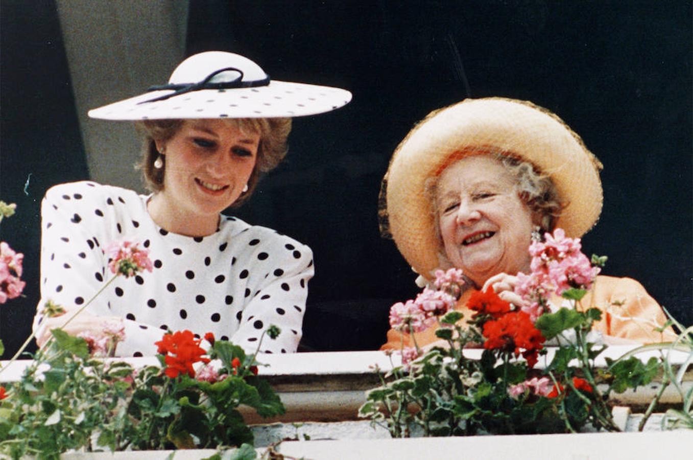 Isabel, la Reina Madre de Inglaterra, junto a la princesa Diana.