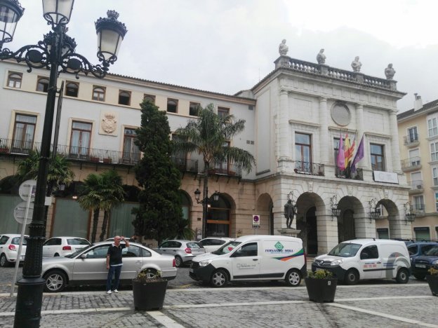 La fachada principal del Ayuntamiento de Gandia, situada en la plaza Mayor ayer a mediodía. 