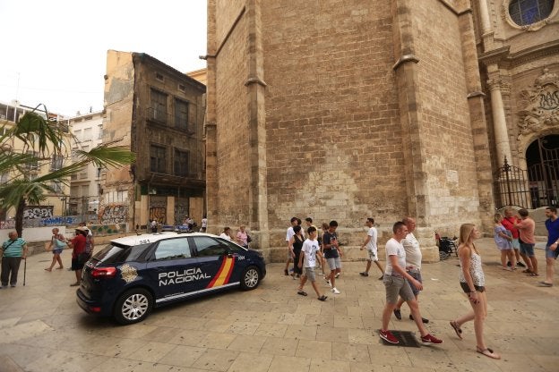 Un coche de la Policía Nacional junto al Miguelete, en labores de vigilancia. 
