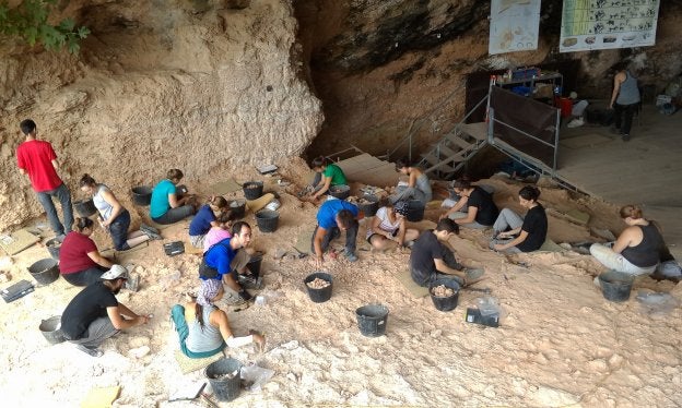 Arqueólogos trabajando en el Cova de Bolomor. 