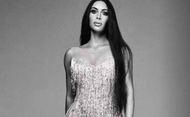 Kim Kardashian, como Cher.