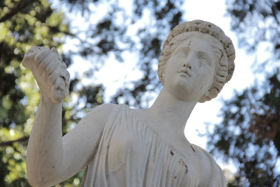 La diosa Flora sujetando la flor de óleno en los Jardines de Monforte. 