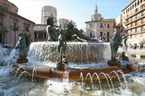 Fuente de la Plaza de la Virgen con el cuerno de la abundancia. 