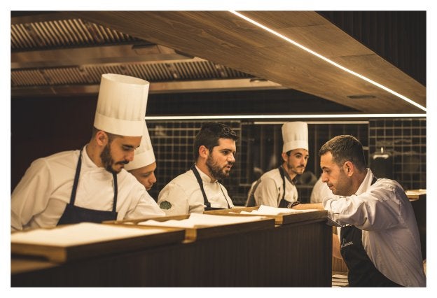 Ricard Camarena habla con parte de sus cocineros. 
