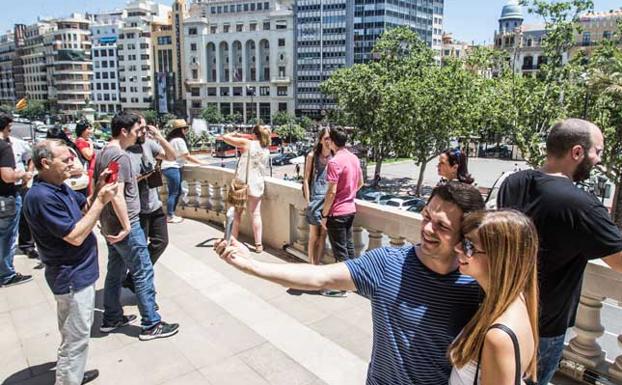 Un grupo de personas en el balcón del Ayuntamiento de Valencia.