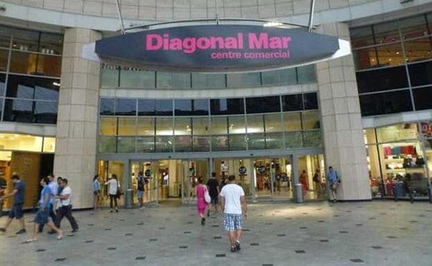 Los Mossos inspeccionan una mochila sospechosa en el centro comercial Diagonal Mar de Barcelona