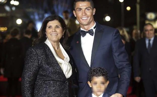 Cristiano Ronaldo junto a su madre, Dolores Aveiro, y su hijo Cristiano Jr.