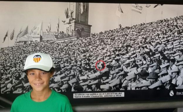 Señalado en rojo la bandera del Valencia CF en la grada del estadio del Real Madrid.