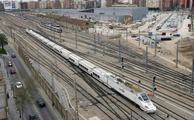 Un tren AVE, en el futuro Parque Central. 