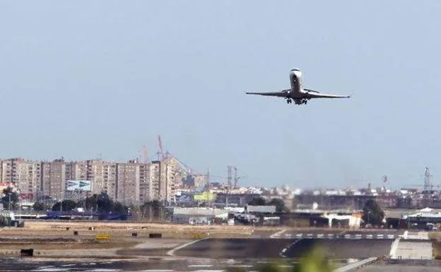 El estruendoso vuelo de dos aviones F18 sorprende a los vecinos de Valencia