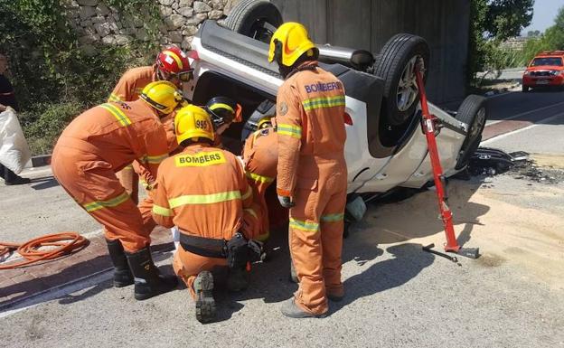 Los operarios durante el rescate.