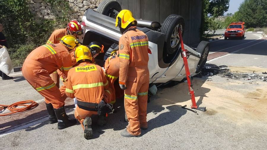 Fotos del rescate de un conductor en la Pobla del Duc