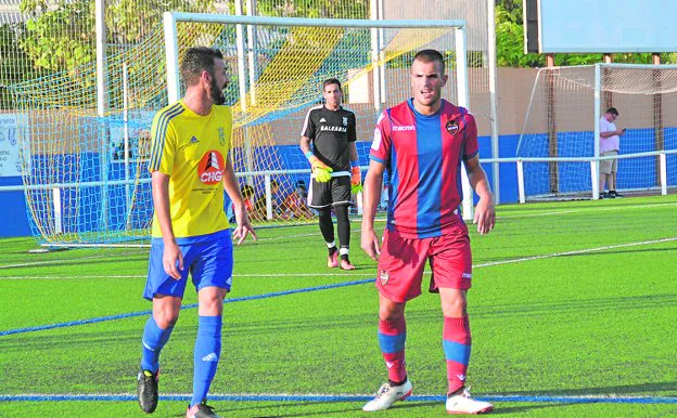 El jugador del Dénia Keko vigila a uno de los contrincantes. 