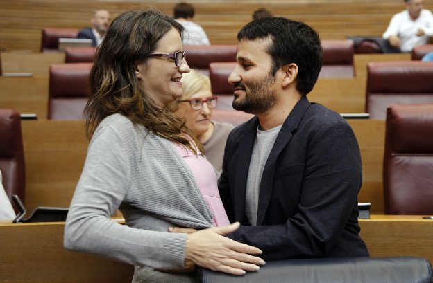 Mónica Oltra, vicepresidenta del Consell, junto al conseller Vicent Marzà en el pleno de ayer . 