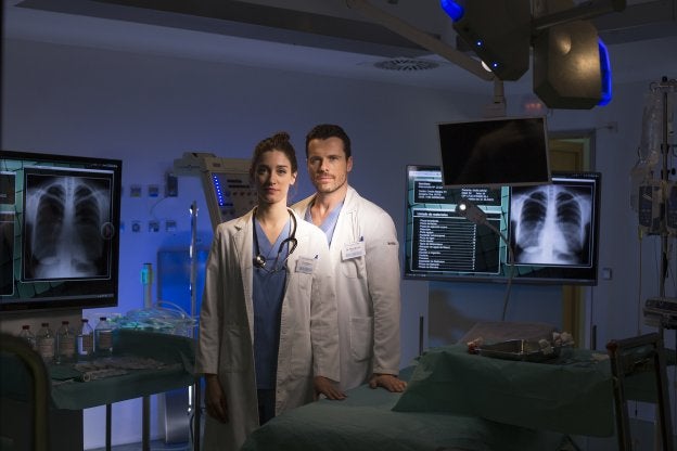 Ana Cela y Octavi Pujades, en un quirófano utilizado como decorado en el rodaje de la serie, aunque tan auténtico como los títulos en Medicina que ambos poseen. 