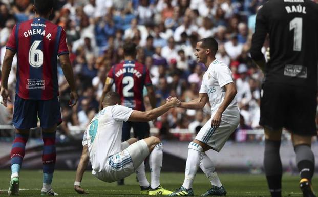 Karim Benzema, levantado por Lucas Vázquez. 