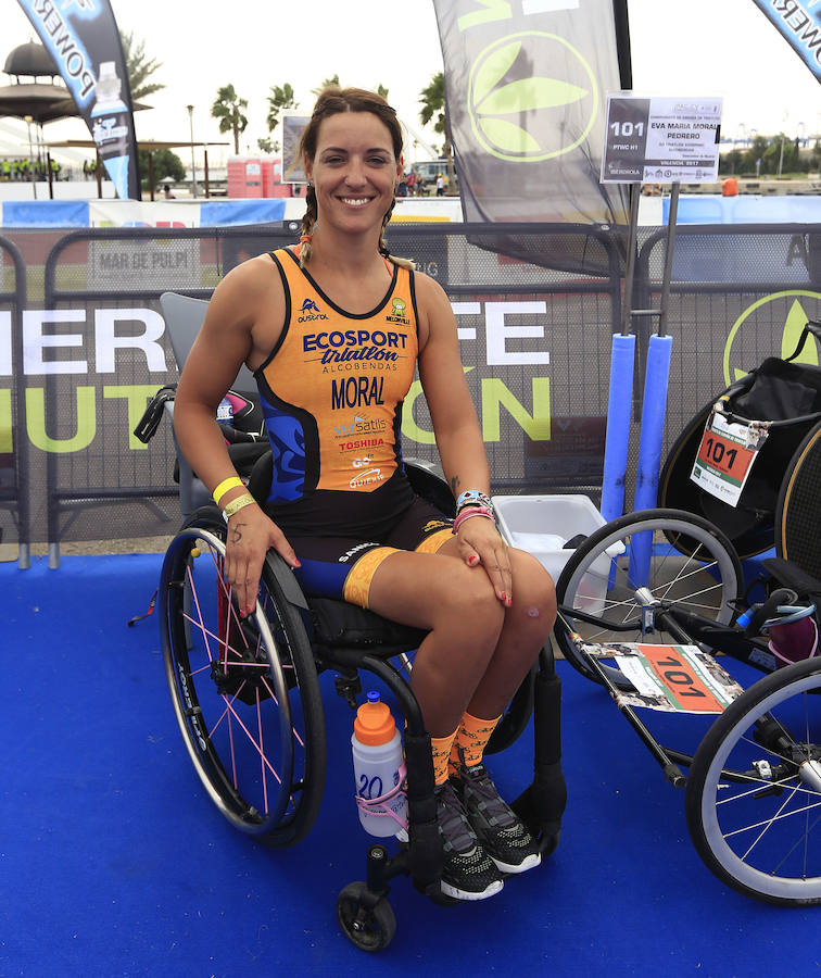 El Triatlón de Valencia llena de participantes la Marina Juan Carlos I