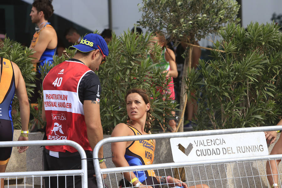 El Triatlón de Valencia llena de participantes la Marina Juan Carlos I