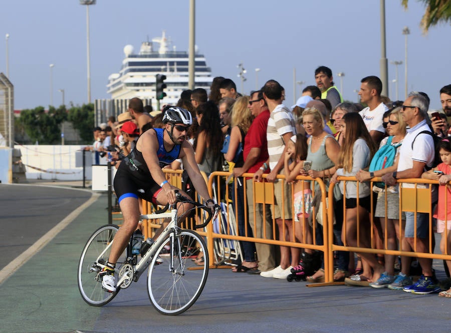 El Triatlón de Valencia llena de participantes la Marina Juan Carlos I