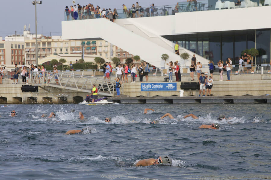 El Triatlón de Valencia llena de participantes la Marina Juan Carlos I