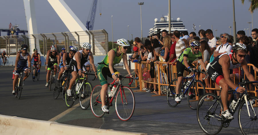 El Triatlón de Valencia llena de participantes la Marina Juan Carlos I