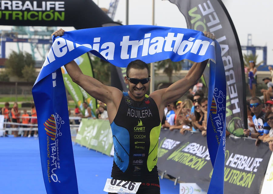 El Triatlón de Valencia llena de participantes la Marina Juan Carlos I