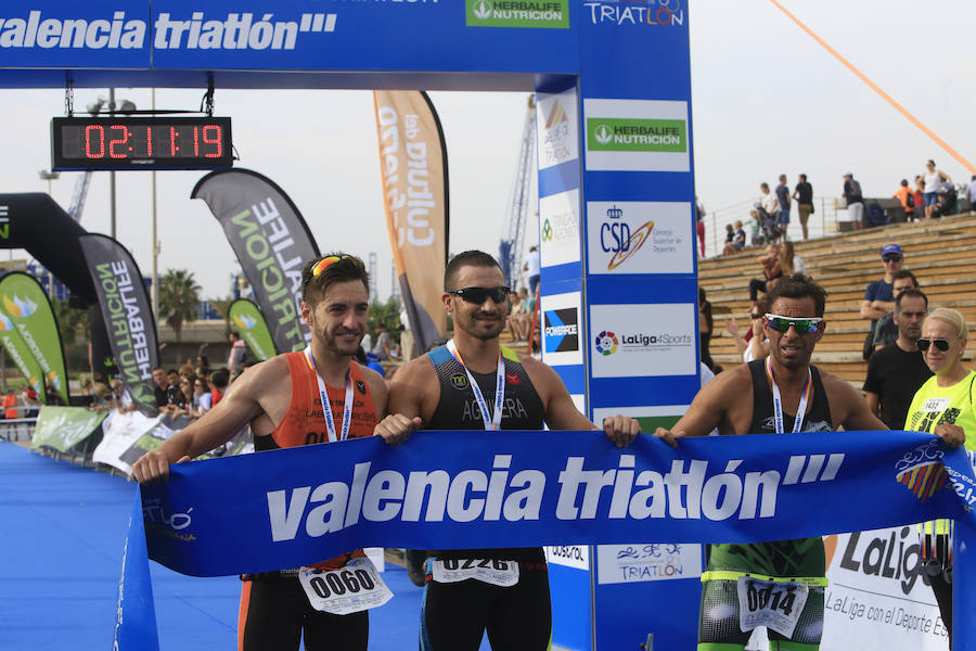 El Triatlón de Valencia llena de participantes la Marina Juan Carlos I