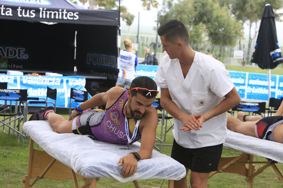 El Triatlón de Valencia llena de participantes la Marina Juan Carlos I