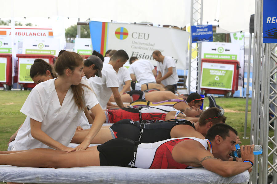 El Triatlón de Valencia llena de participantes la Marina Juan Carlos I