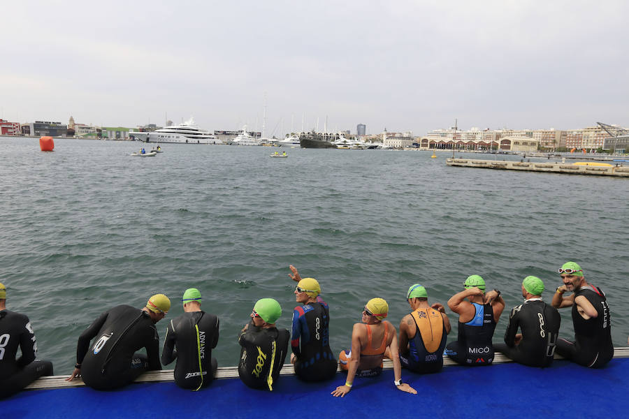 El Triatlón de Valencia llena de participantes la Marina Juan Carlos I