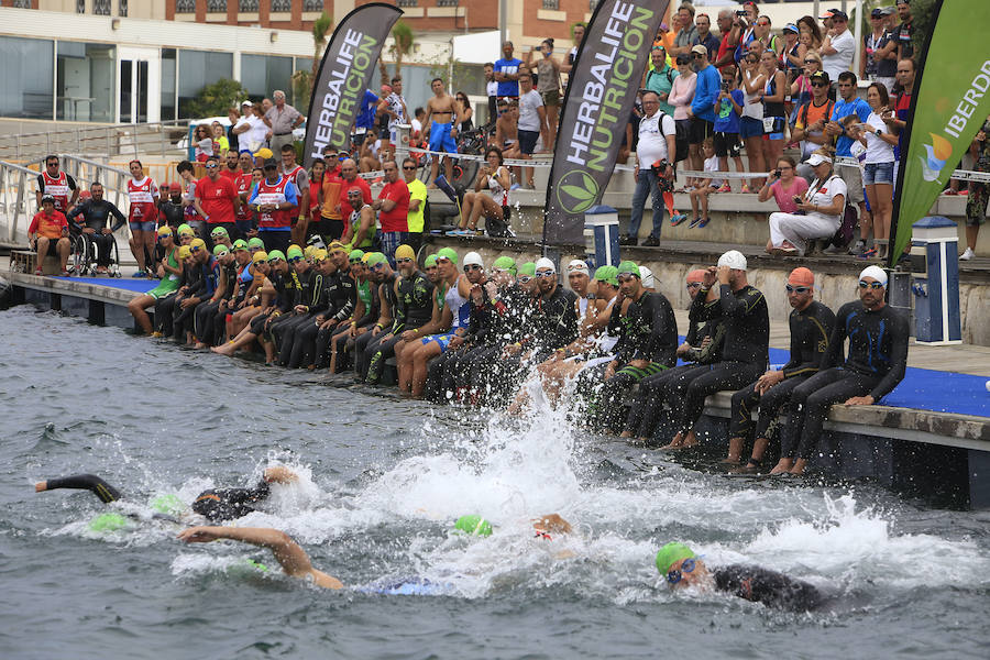 El Triatlón de Valencia llena de participantes la Marina Juan Carlos I