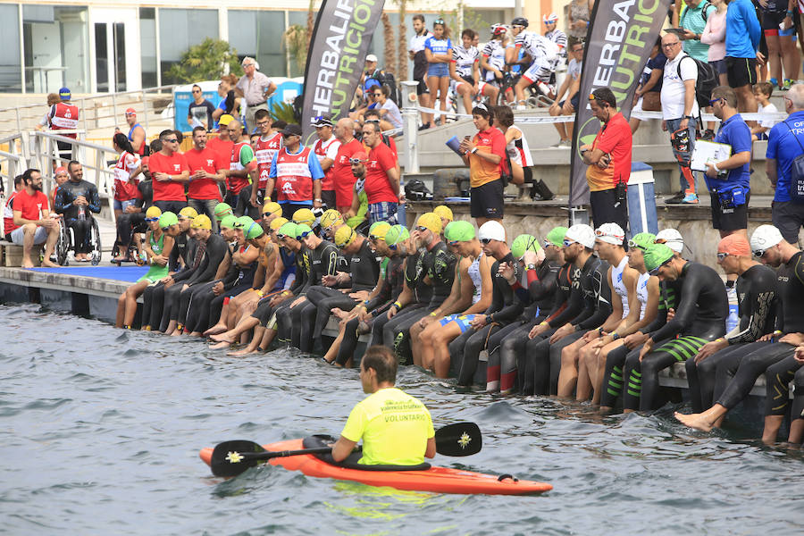 El Triatlón de Valencia llena de participantes la Marina Juan Carlos I