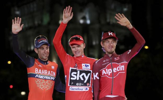 Froome, en el centro, posa en el podio junto a Nibali y Zakarin. 