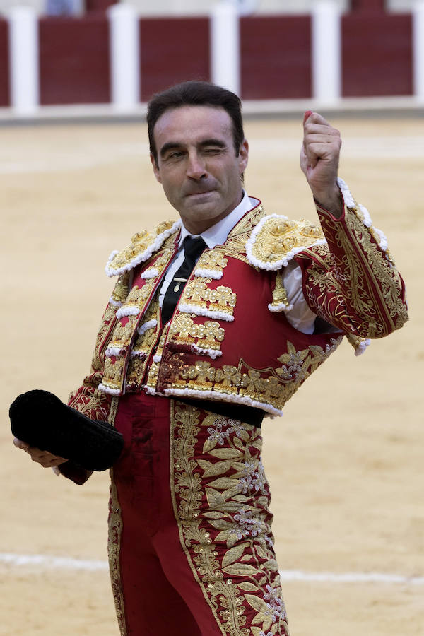 El torero de Chiva sale por la puerta grande tras cortas cuatro orejas a los tres toros de la tarde