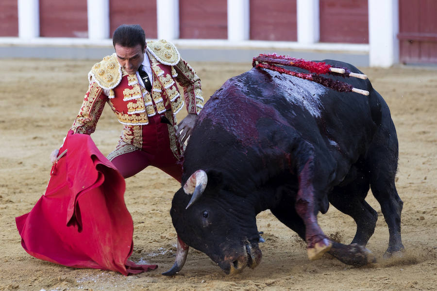 El torero de Chiva sale por la puerta grande tras cortas cuatro orejas a los tres toros de la tarde