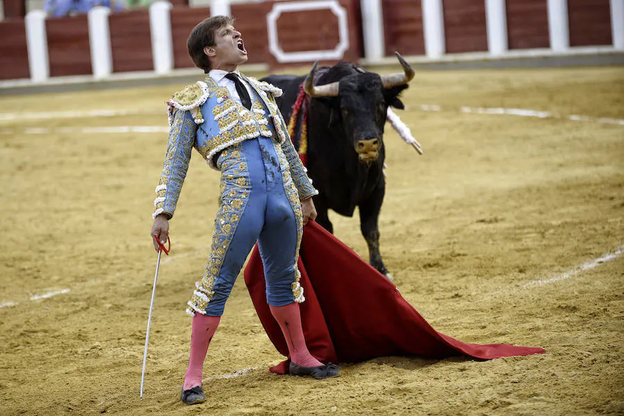 El valenciano suple a Manzanares y sale por la puerta grande