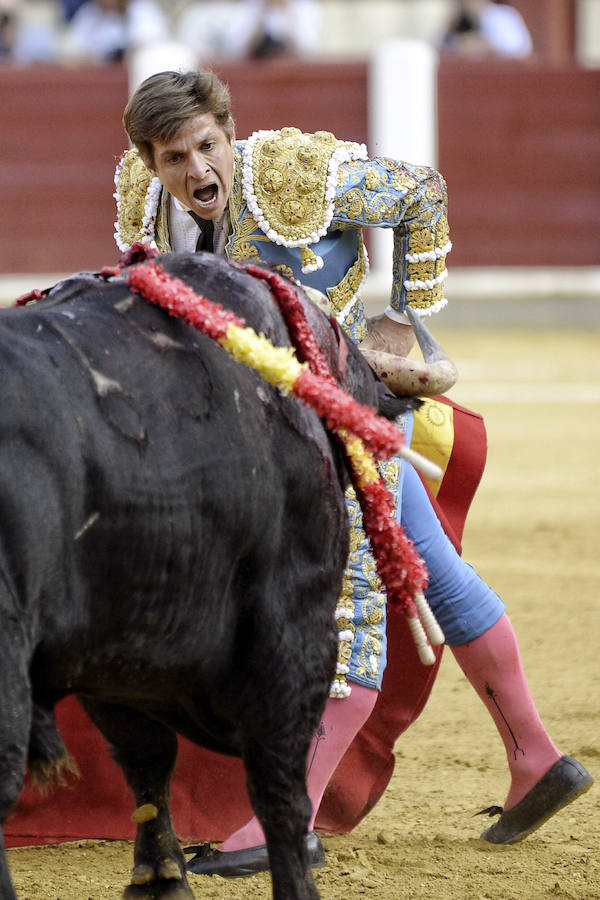 El valenciano suple a Manzanares y sale por la puerta grande