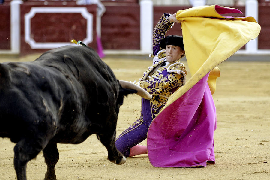 El valenciano suple a Manzanares y sale por la puerta grande