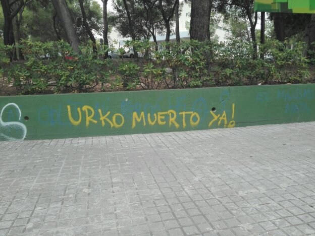 Pintada amenazante contra el can de detección de drogas, estampada en uno de los muros del parque de La Canyada. 