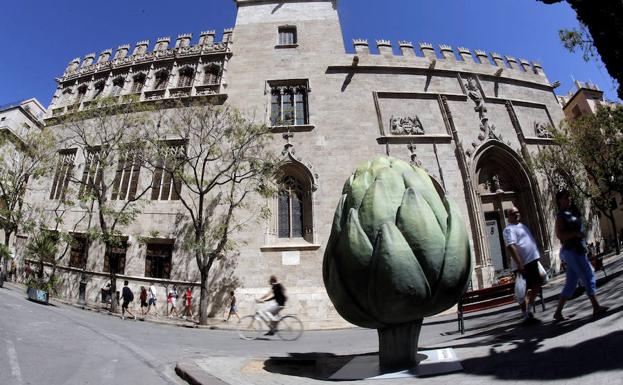 Una alcachofa ante la Lonja de Mercaderes.