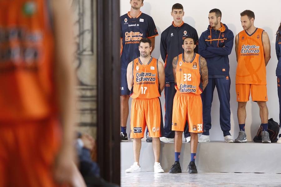 El Valencia Basket ha presentado la piel que lucirá durante los partidos de esta temporada en un acto en el Colegio del Arte Mayor de la Seda.
