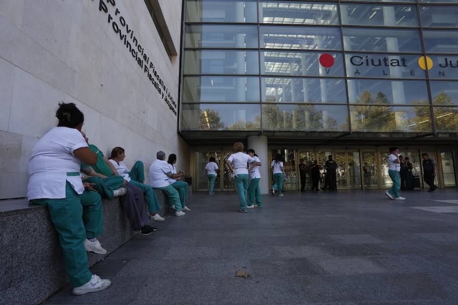 Una veintena de empleados públicos han tenido que ser tratados por conjuntivitis y problemas respiratorios durante la jornada de hoy tras el incendio del pasado domingo